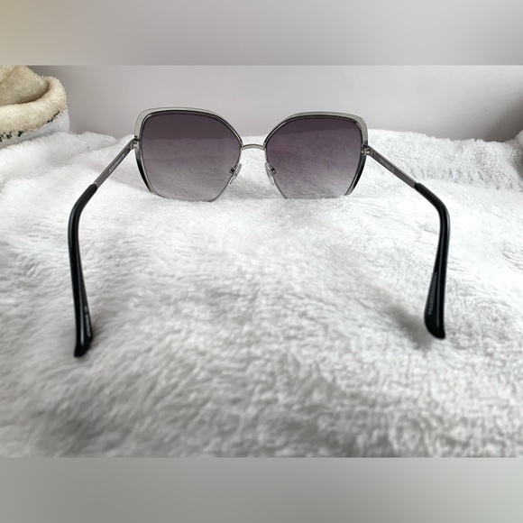 ✨SOLD✨ BLK & Silv Sq Sunnies - Picture 4 of 9